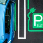 Carro elétrico estacionado