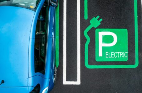 Carro elétrico estacionado