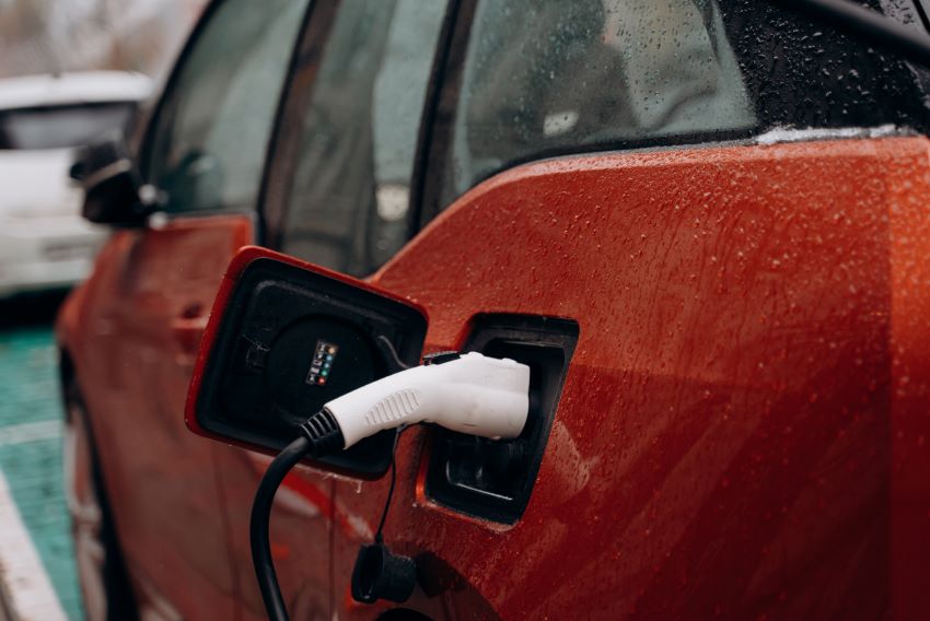 Carro elétrico sendo carregado