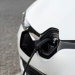 Carro elétrico carregando