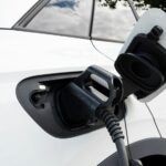 Carro elétrico carregando