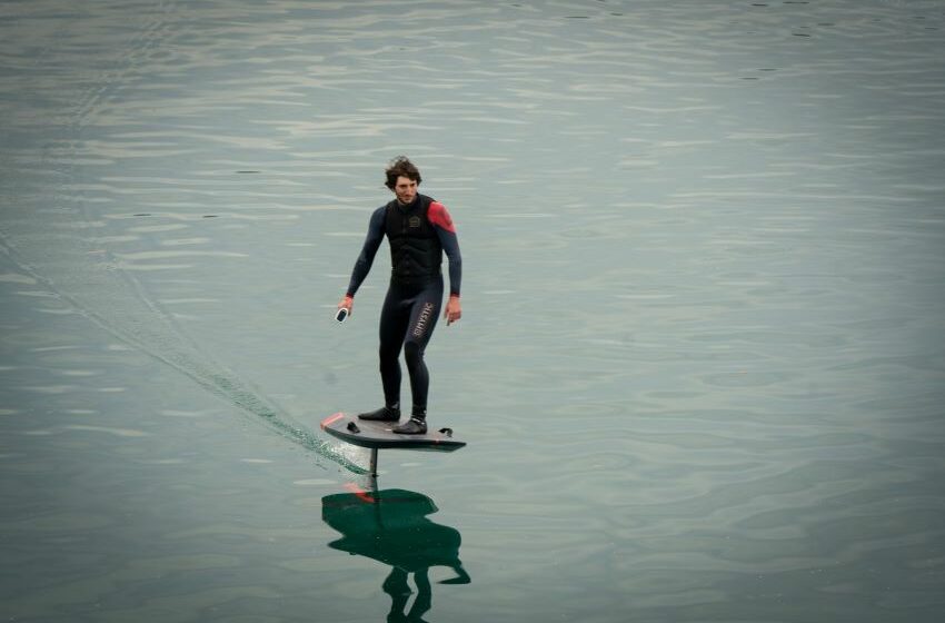 Prancha elétrica da Audi sendo utilizada