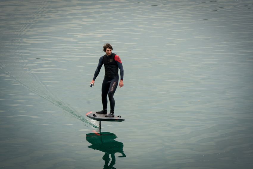 Prancha elétrica da Audi sendo utilizada
