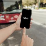 Usuário entrando no aplicativo da Uber