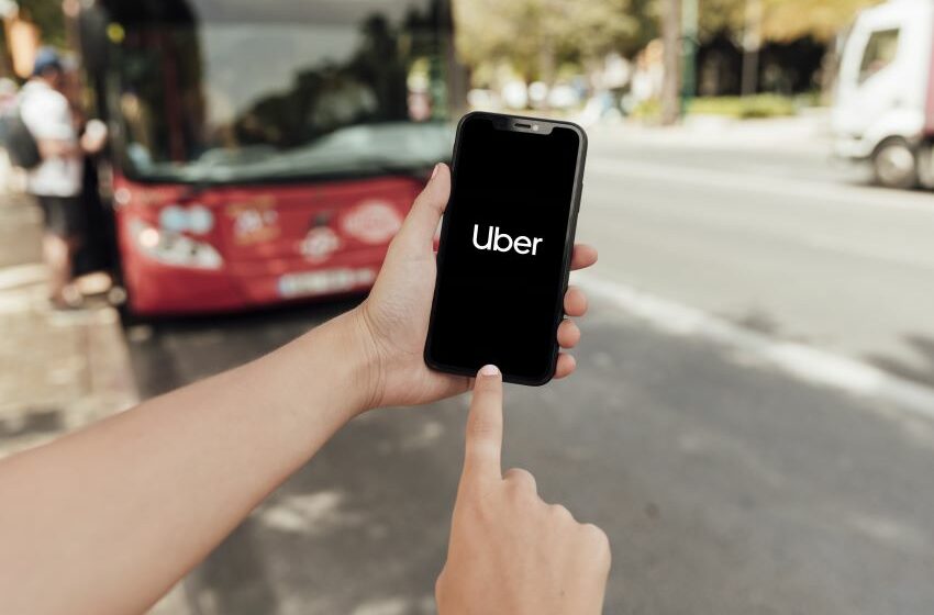 Usuário entrando no aplicativo da Uber