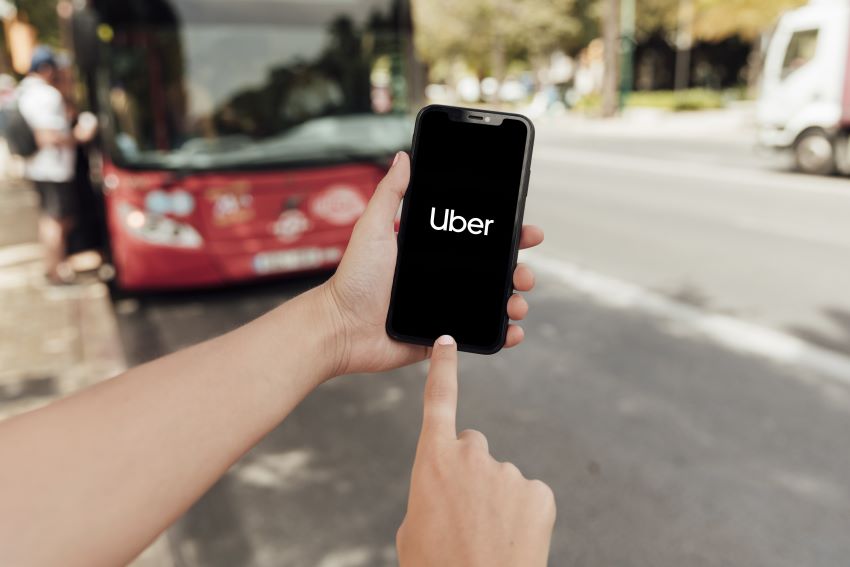 Usuário entrando no aplicativo da Uber