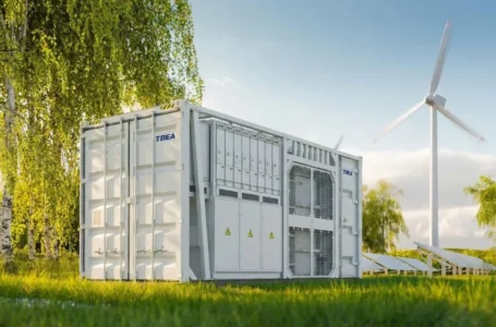 Imagem mostra BESS, com sistemas de geração de energia eólica e fotovoltaica ao fundo