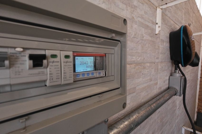 Detalhe do medidor de consumo no quadro de proteção