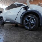 BYD Dolphin Mini durante recarga em casa