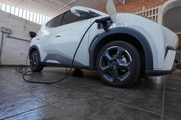 Quanto eu gastei carregando carro elétrico em casa por 1 ano?