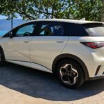 Dolphin GS estacionado com mar ao fundo