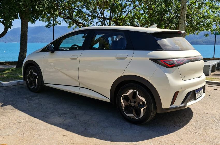 Dolphin GS estacionado com mar ao fundo