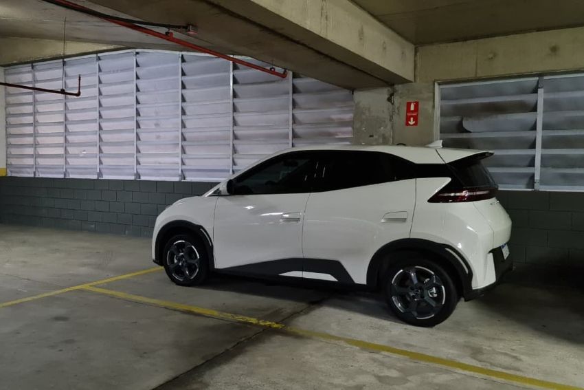 BYD Dolphin Mini é visto em estacionamento de prédio