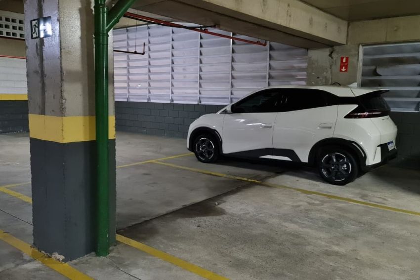 BYD Dolphin Mini estacionado em garagem fechada de prédio
