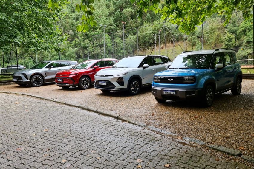Quatro carros elétricos da Chevrolet perfilados em estacionamento