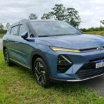 GM Captiva EV azul é vista em rodovia