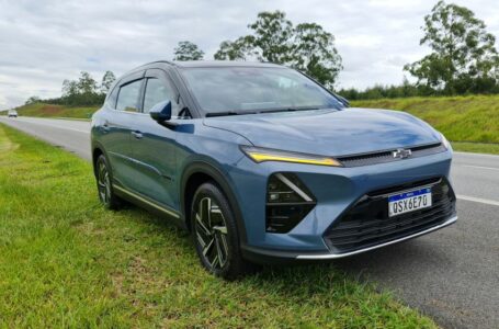 GM Captiva EV azul é vista em rodovia