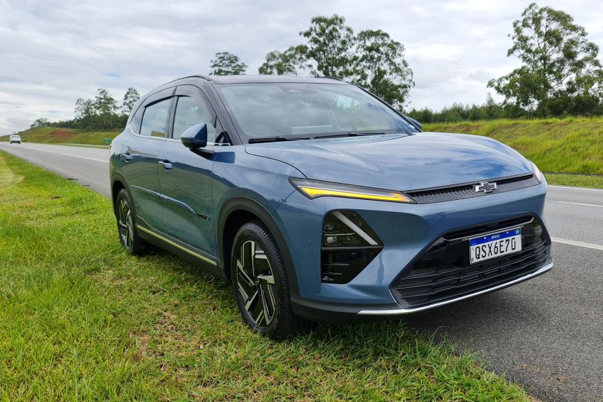 GM Captiva EV azul é vista em rodovia