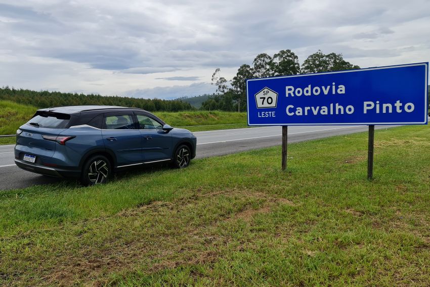GM Captiva EV estacionado ao lado de placa da rodovia