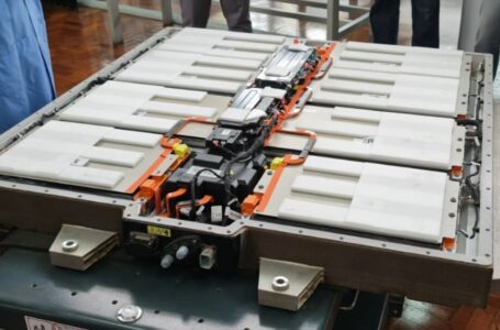 Bateria CATL em bancada de manutenção