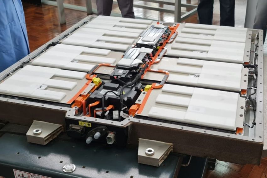 Bateria CATL em bancada de manutenção