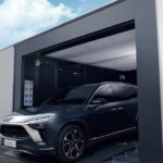 Carro elétrico entra em estação de troca de bateria da NIO