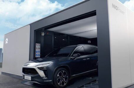 Carro elétrico entra em estação de troca de bateria da NIO