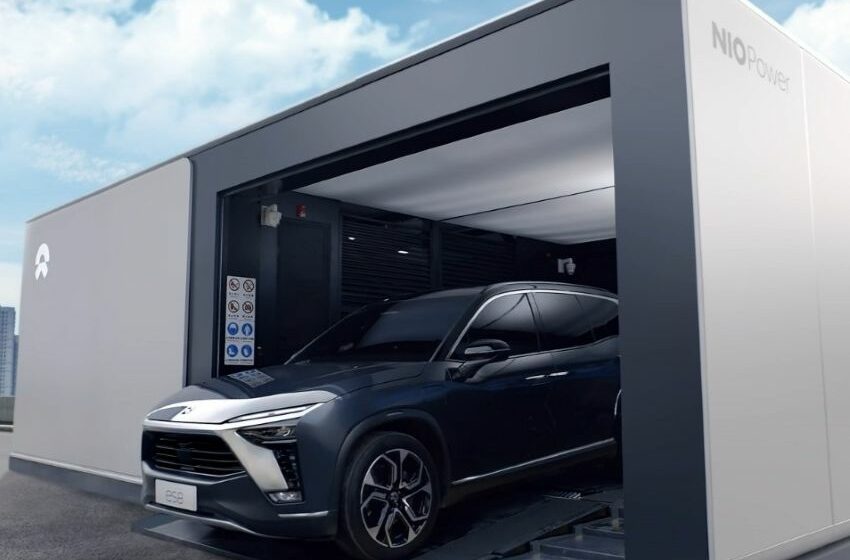 Carro elétrico entra em estação de troca de bateria da NIO