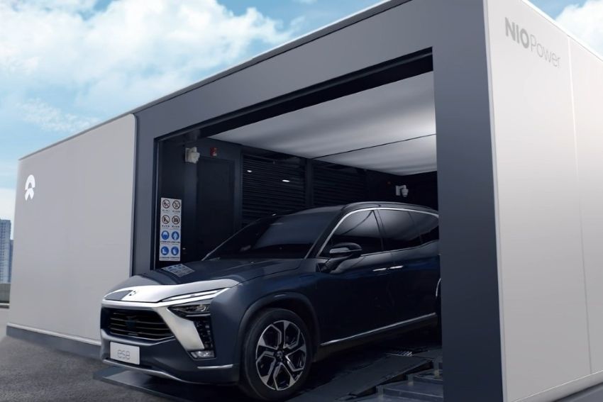 Carro elétrico entra em estação de troca de bateria da NIO