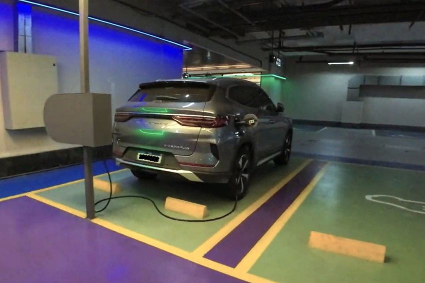 Recarga de carro elétrico em estacionamento de condomínio predial