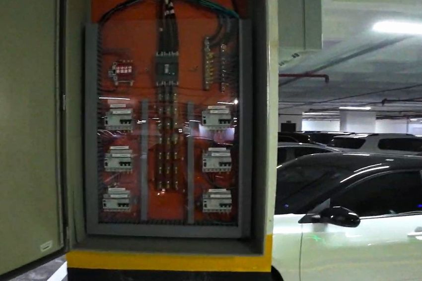 Imagem mostra quadros de proteção e distribuição de energia para carregadores 