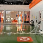 Imagem mostra vagas demarcadas e estação de recarga de eletroposto