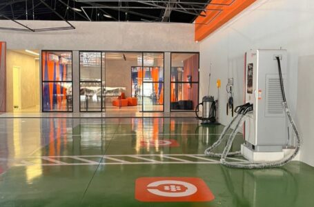 Imagem mostra vagas demarcadas e estação de recarga de eletroposto