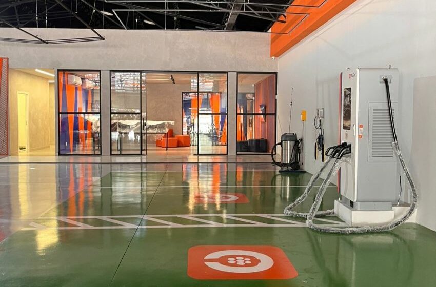 Imagem mostra vagas demarcadas e estação de recarga de eletroposto