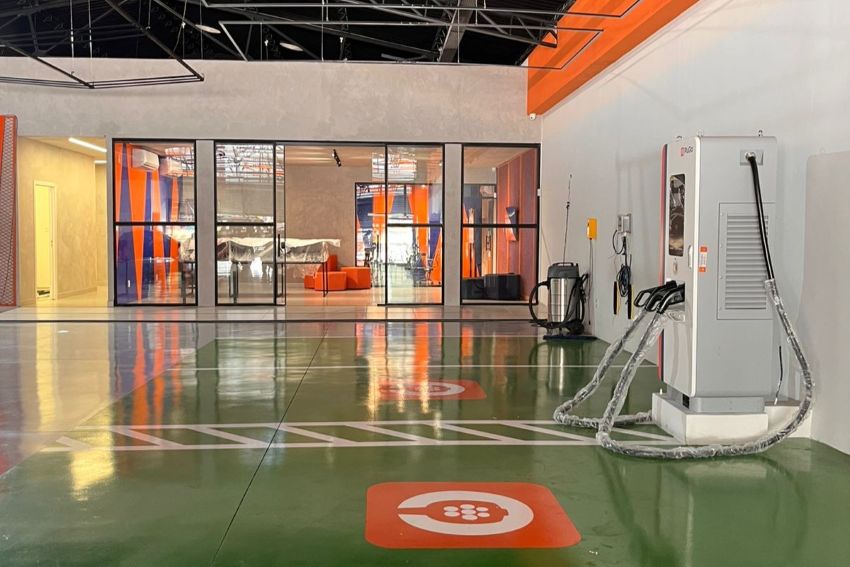 Imagem mostra vagas demarcadas e estação de recarga de eletroposto