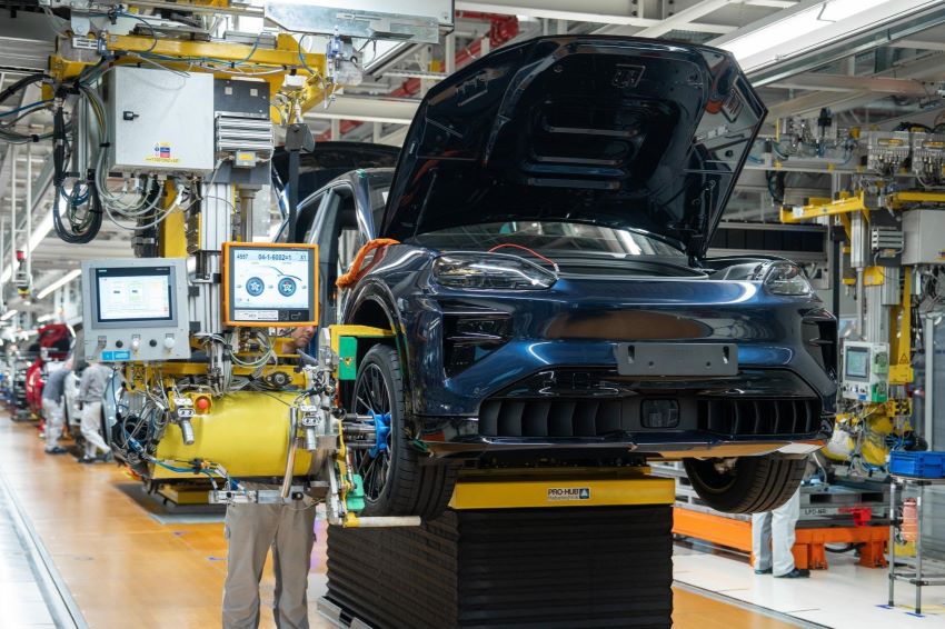 Cayenne elétrico em fabricação