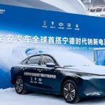 Changan Nevo A06 é visto coberto por neve em frente a painel azul