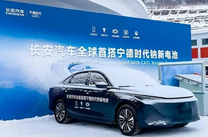 Changan Nevo A06 é visto coberto por neve em frente a painel azul