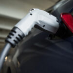 Carro elétrico carregando