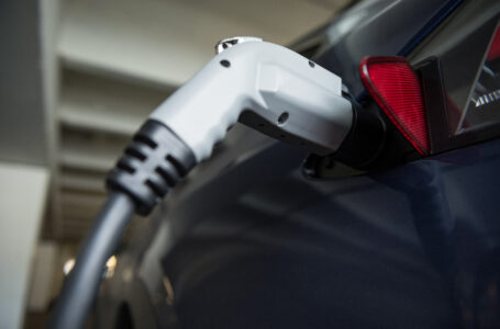 Carro elétrico carregando