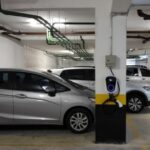 Imagem mostra carregador veicular instalado em pilar de estacionamento de prédio