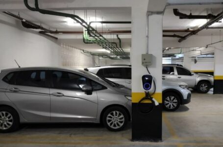 Imagem mostra carregador veicular instalado em pilar de estacionamento de prédio