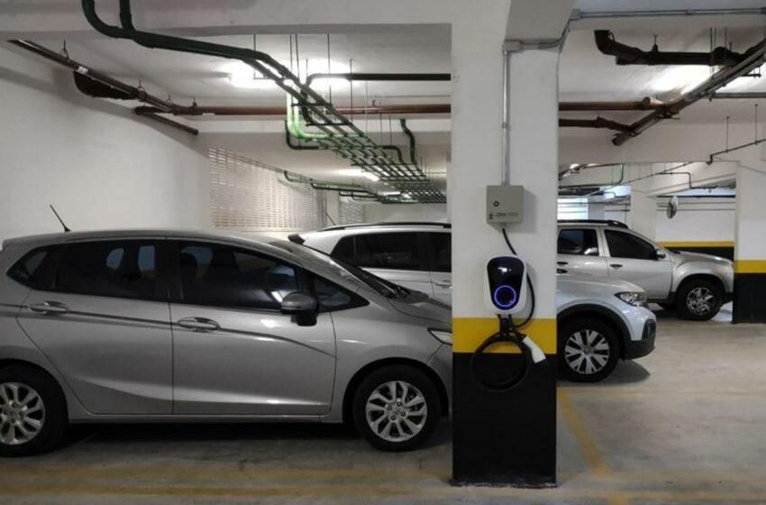 Imagem mostra carregador veicular instalado em pilar de estacionamento de prédio