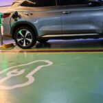 Estação de recarga em estacionamento de prédio