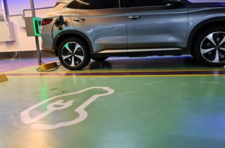 Estação de recarga em estacionamento de prédio