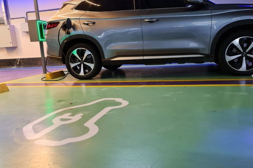 Estação de recarga em estacionamento de prédio