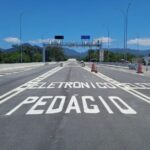 Ponto de vista do motorista ao se aproximar do pórtico instalado na rodovia