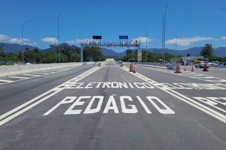 Ponto de vista do motorista ao se aproximar do pórtico instalado na rodovia