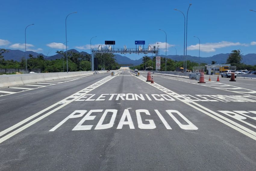 Ponto de vista do motorista ao se aproximar do pórtico instalado na rodovia