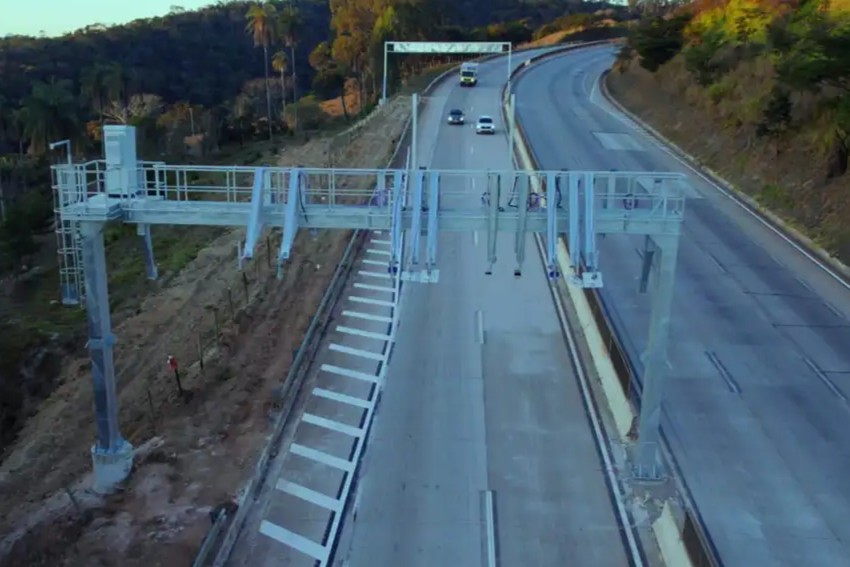 Imagem aérea dos veículos se aproximando dos pórticos do pedágio eletrônico